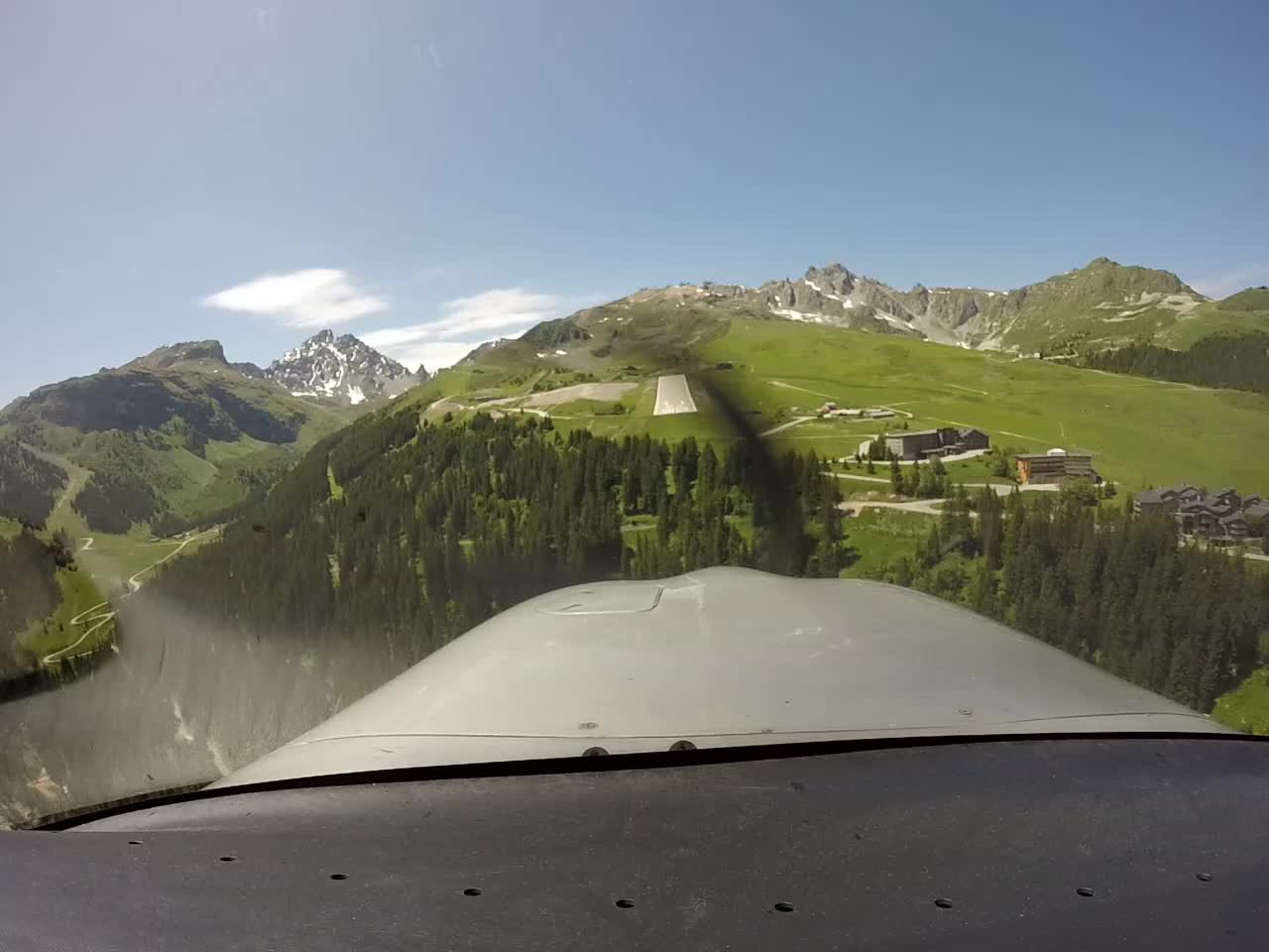 Approach Courchevel LFLJ in SR22T